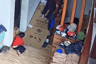 Chắt 6 tuổi làm cầu trượt cho cụ bà 89 tuổi chơi và cái kết "rớt nước mắt"