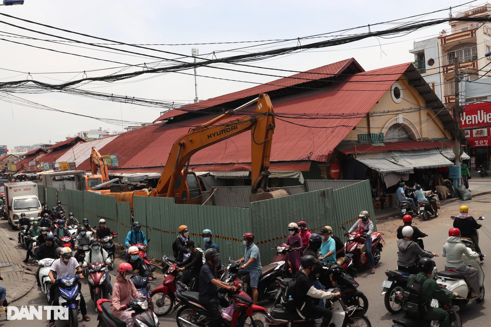 Người dân than trời, giao thông chết đứng vì lô cốt án ngữ giữa đường - 3