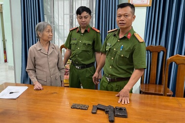 Bà lão 75 tuổi mang súng giống K54 và 22 viên đạn đến trụ sở công an nộp