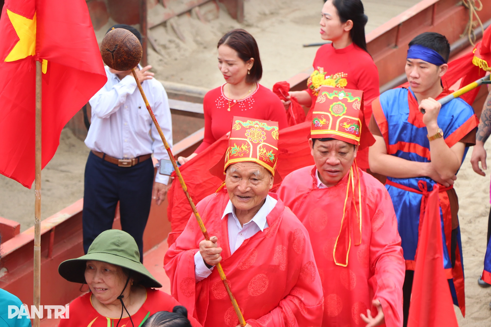 Cụ ông 90 tuổi ra giữa dòng xoáy sông Lam lấy nước dâng vua Mai - 2 Cụ ông 90 tuổi ra giữa dòng xoáy sông Lam lấy nước dâng vua Mai - 2