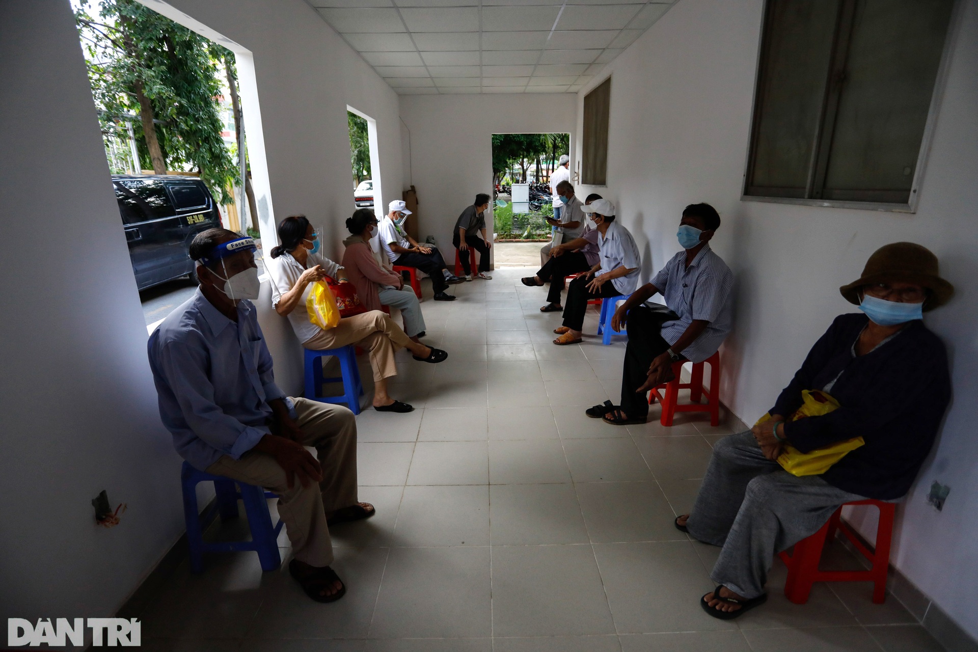 Người cao tuổi, mắc nhiều bệnh nền xúc động khi được tiêm vắc xin Covid-19 - 10