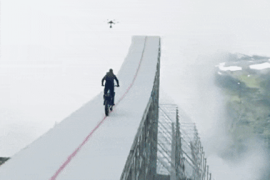 500 cú nhảy dù, 13.000 cú lao vực: Tom Cruise mạo hiểm tính mạng vì phim