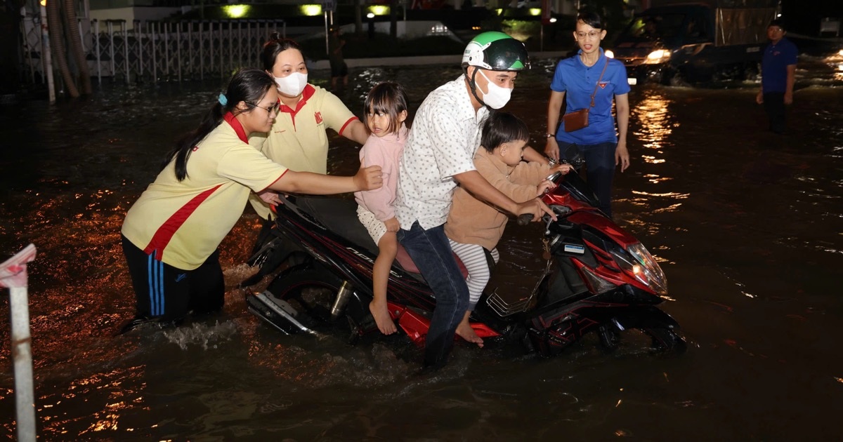 Triều cường kết hợp mưa lớn gây vỡ đê, rò rỉ điện làm chết người