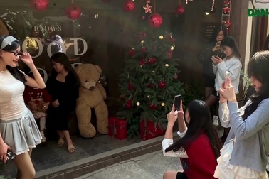 Giới trẻ tụ tập đông đúc, kín cả con ngõ để chụp ảnh Giáng sinh sớm