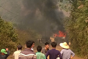 Xe tải chở xi măng bất ngờ cháy rụi