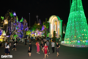 Xóm đạo lớn nhất TPHCM lung linh ánh đèn đón Giáng sinh
