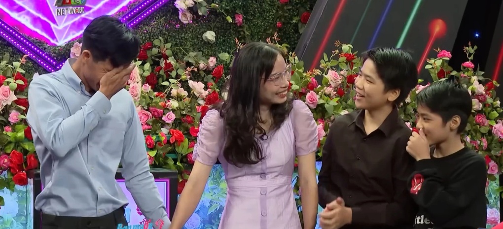 Hai con trai hộ tống bố đi tìm vợ, mừng rỡ khi cặp đôi đồng ý hẹn hò - 2