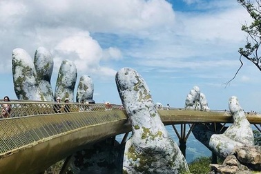 Du khách thích thú “check-in” với cây cầu hình bàn tay gây “sốt” ở Đà Nẵng