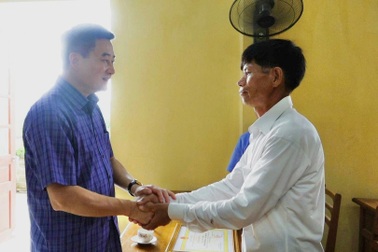 Khen thưởng người đàn ông tìm thấy bé 6 tuổi đi lạc trong rừng ở Yên Bái