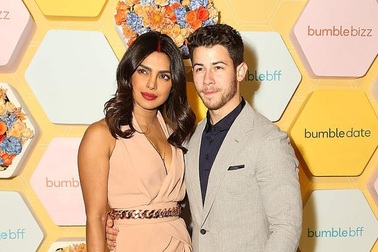 Hoa hậu thế giới và chồng kém 10 tuổi tái xuất sau lễ cưới xa hoa