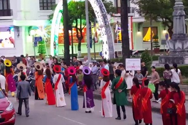 Áo dài Huế quảng diễn miễn phí cho du khách, người dân ở phố Tây cố đô