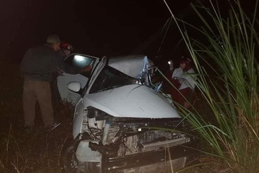 Phá cửa xe đưa thi thể tài xế mắc kẹt trong cabin ra ngoài