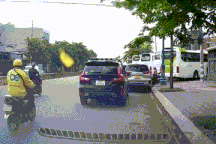 Tài xế mở cửa ô tô khiến người đi xe máy té ngã, còn đòi bồi thường 3 triệu