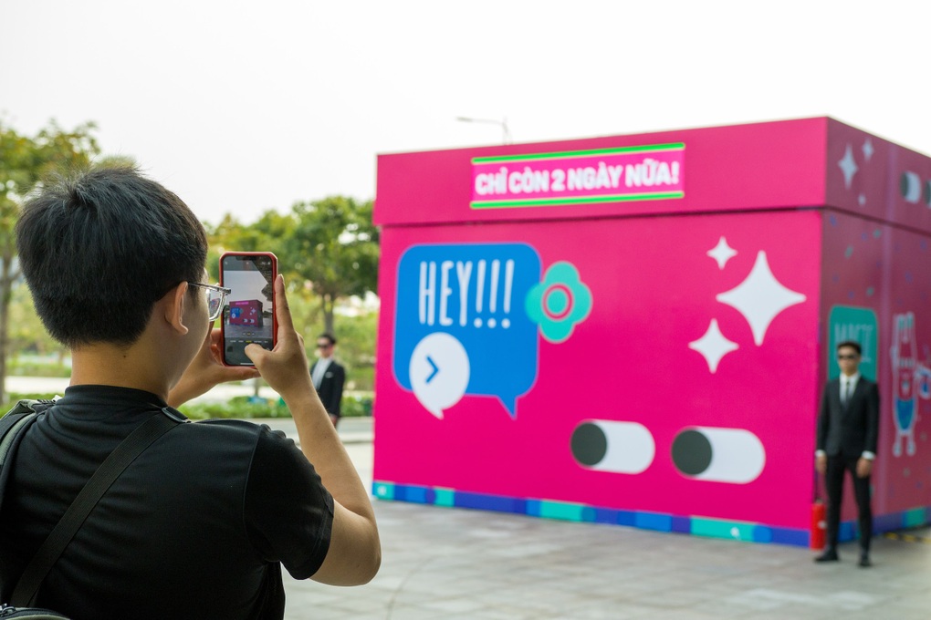Giới trẻ hào hứng check-in cùng Hộp quà bí ẩn - 2 Giới trẻ hào hứng check-in cùng Hộp quà bí ẩn - 2