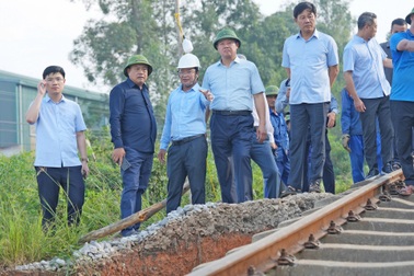 Chủ tịch Hà Nội đến vùng ngập, yêu cầu triển khai ngay các dự án cấp bách