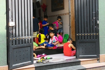 Nghỉ hè, cha mẹ cho con học thêm dồn dập để... khỏi phải trông