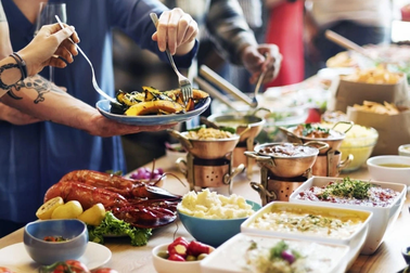 Ăn buffet mang về 10kg hải sản: Tranh cãi phạt tiền, công khai ảnh khách