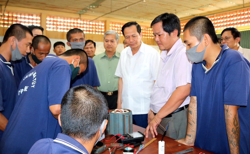 Bộ trưởng Đào Ngọc Dung: Cần tạo sinh kế bền vững cho người dân Bến Tre - 4 Bộ trưởng Đào Ngọc Dung: Cần tạo sinh kế bền vững cho người dân Bến Tre - 4
