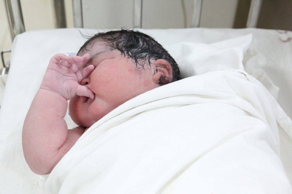 Bé gái sơ sinh chào đời với cân nặng kỷ lục 6kg - 2 Bé gái sơ sinh chào đời với cân nặng kỷ lục 6kg - 2