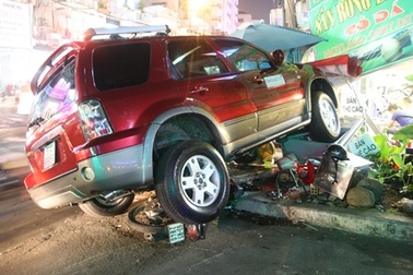 Ô tô lao lên vỉa hè đâm bị thương 4 người