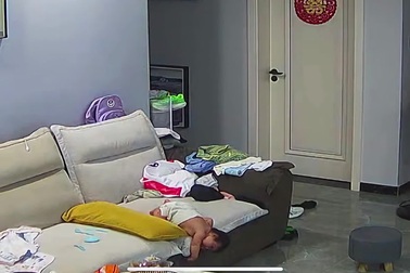 Mẹ phản xạ nhanh như điện, cứu con nhỏ khỏi cú ngã lộn cổ nguy hiểm