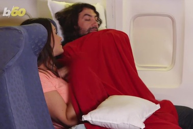 Chăn trên máy bay có được giặt sạch sau mỗi chuyến bay?