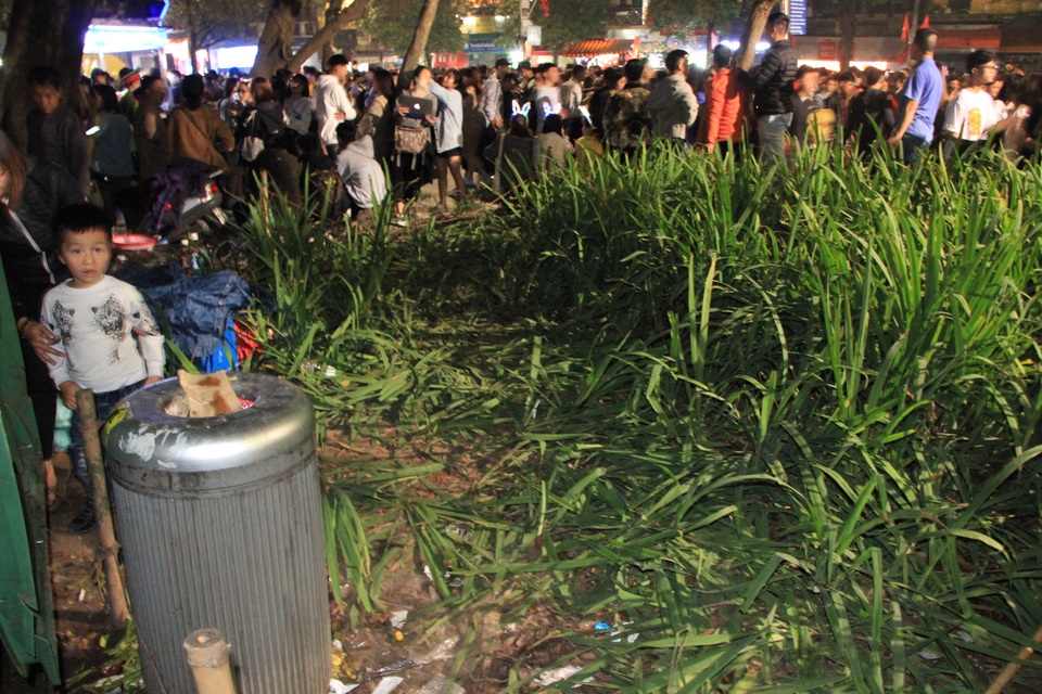 Vườn hoa ven Hồ Gươm bị giẫm nát sau màn pháo hoa chào năm mới - 1 Vườn hoa ven Hồ Gươm bị giẫm nát sau màn pháo hoa chào năm mới - 1