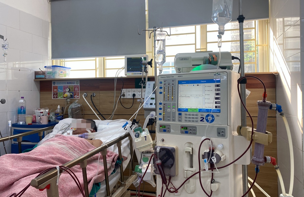 Sau chầu nhậu khai xuân, 3 người đi cấp cứu vì uống phải rượu rởm - 4 Sau chầu nhậu khai xuân, 3 người đi cấp cứu vì uống phải rượu rởm - 4