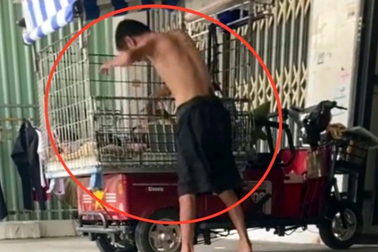 Người cha nói gì về việc đánh con trai trong lồng sắt?