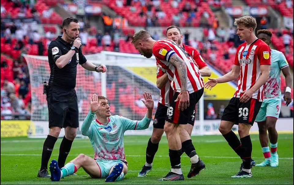 Brentford thăng hạng Premier League sau trận đấu đắt giá nhất thế giới - 4 Brentford thăng hạng Premier League sau trận đấu đắt giá nhất thế giới - 4