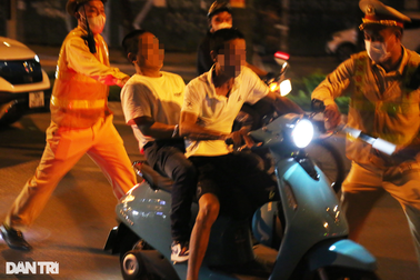 Tài xế nhậu giải nhiệt, gặp CSGT là... chạy