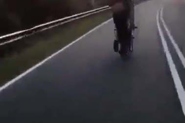 "Tổ lái" bốc đầu xe máy và cái kết xứng đáng