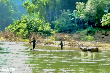 Người chết "đi" bè mảng đến nghĩa trang ở Thanh Hóa