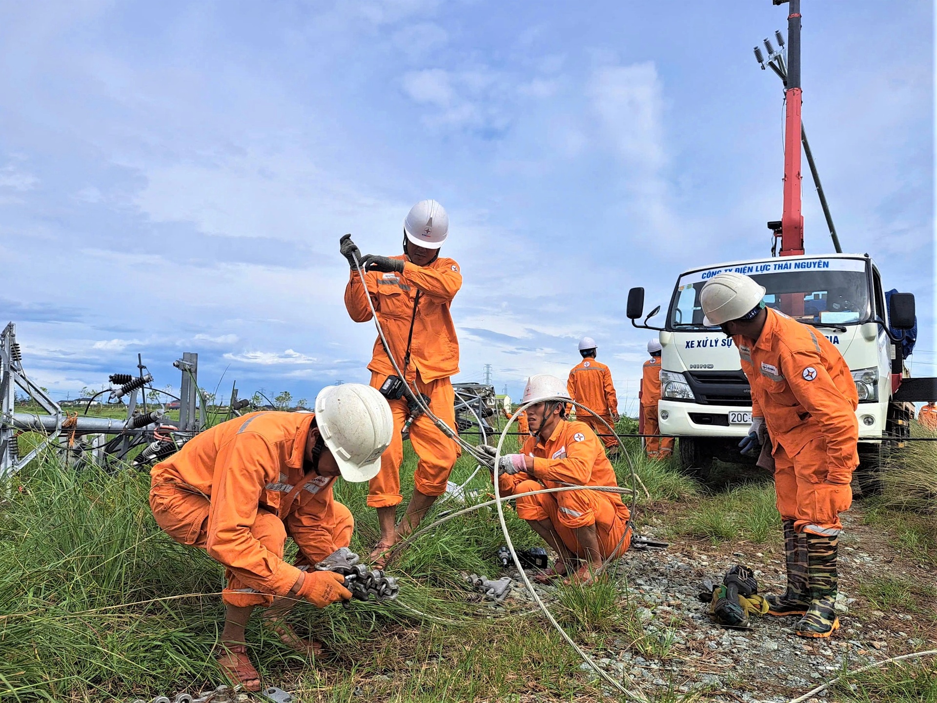 Những người nhện áo cam làm việc ngày đêm dọc miền Trung mùa mưa bão - 3