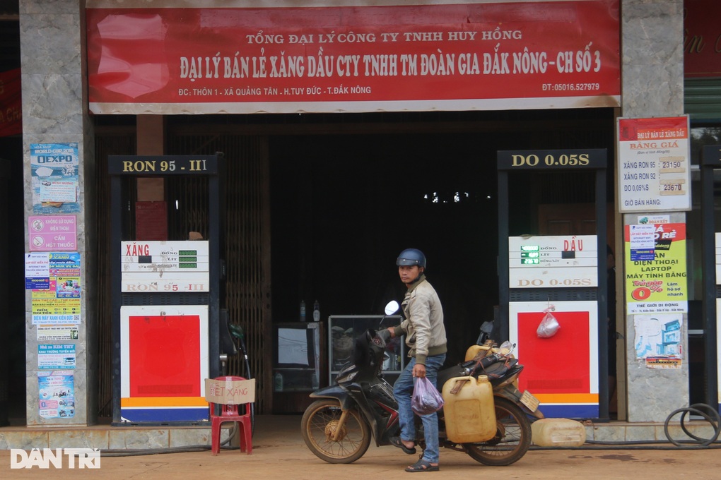 Cây xăng đóng cửa, người dân vùng biên mua xăng trôi nổi - 2 Cây xăng đóng cửa, người dân vùng biên mua xăng trôi nổi - 2