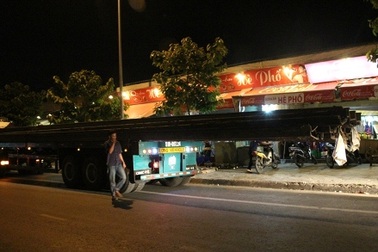 2 xe đầu kéo ngang nhiên chở hàng quá khổ qua trong nội ô thành phố 