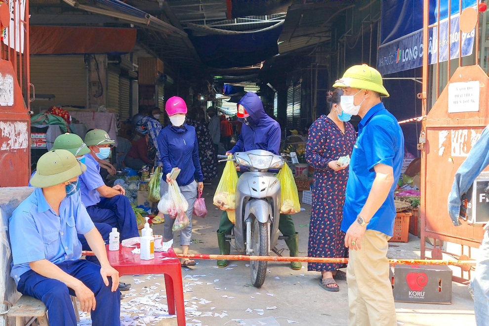 Hình ảnh lạ trong ngày đầu người dân TP Vinh đi chợ bằng thẻ - 14 Hình ảnh lạ trong ngày đầu người dân TP Vinh đi chợ bằng thẻ - 14