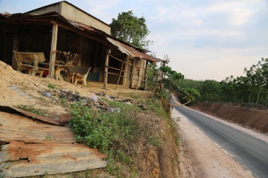 Thêm nhà dân bị cheo leo sau khi hạ cốt nền đường ở Đồng Nai