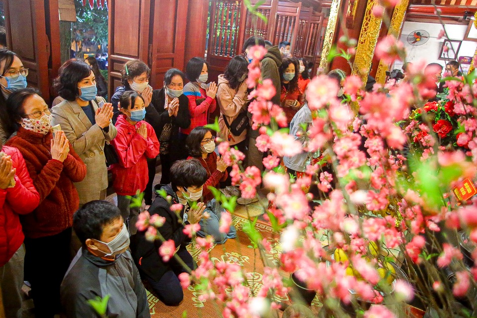 Người dân Thủ đô đi chùa cầu an đêm giao thừa - 9 Người dân Thủ đô đi chùa cầu an đêm giao thừa - 9