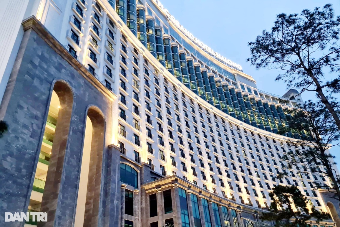 Chủ sở hữu condotel vây trụ sở FLC để đòi tiền - 2 Chủ sở hữu condotel vây trụ sở FLC để đòi tiền - 2