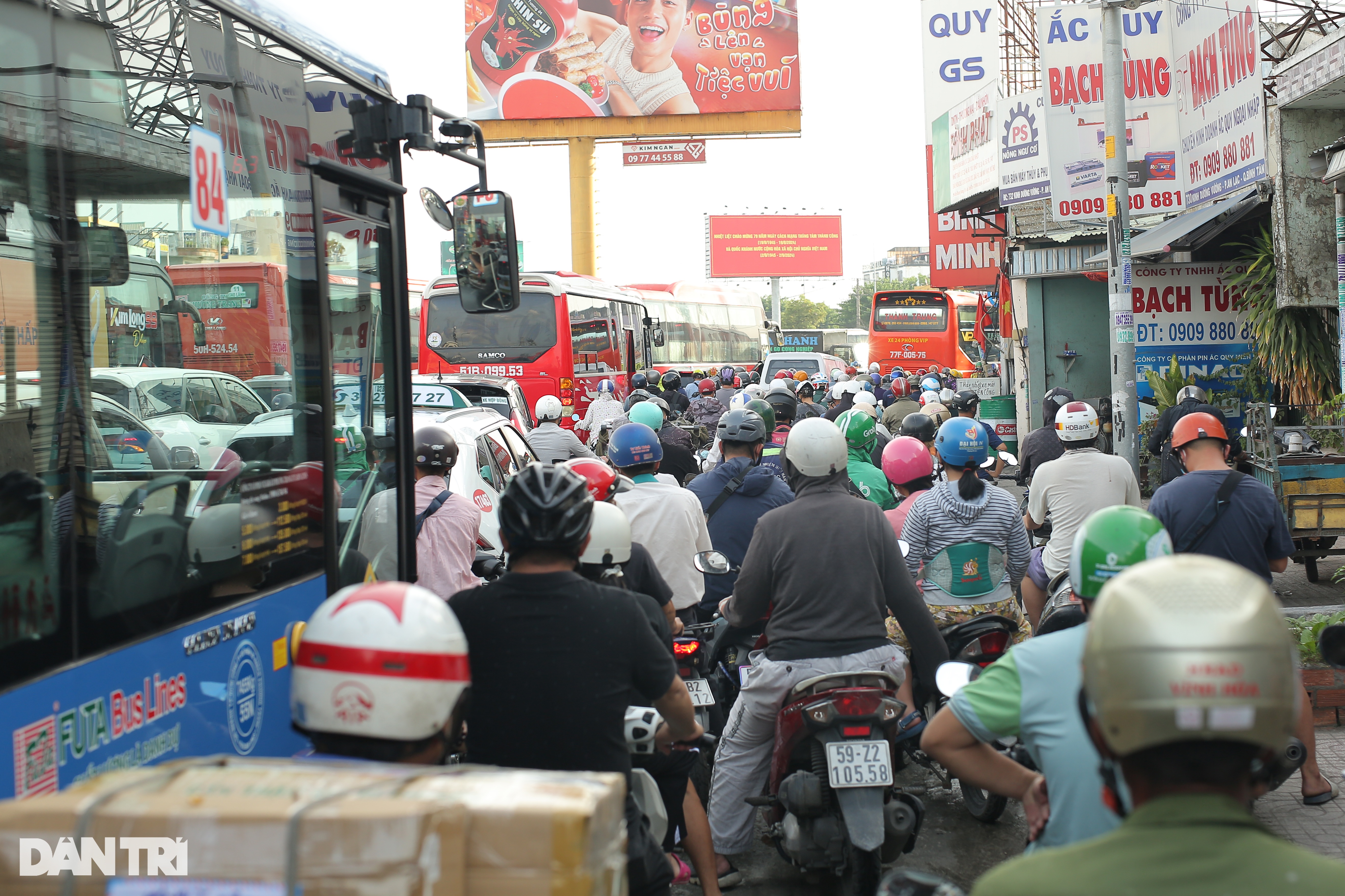 Người dân bắt đầu đi chơi lễ Quốc khánh, cửa ngõ TPHCM ùn ứ - 1