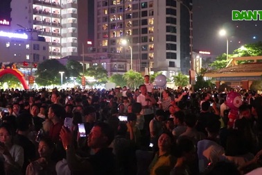 Biển người chen chân trong đêm khai mạc lễ hội du lịch Cửa Lò