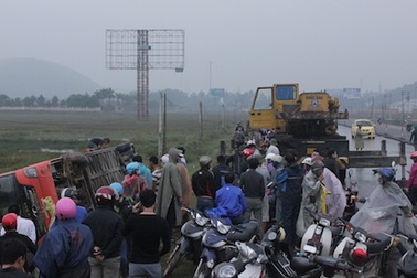 Xe giường nằm lật nhào xuống ruộng, hành khách hú vía