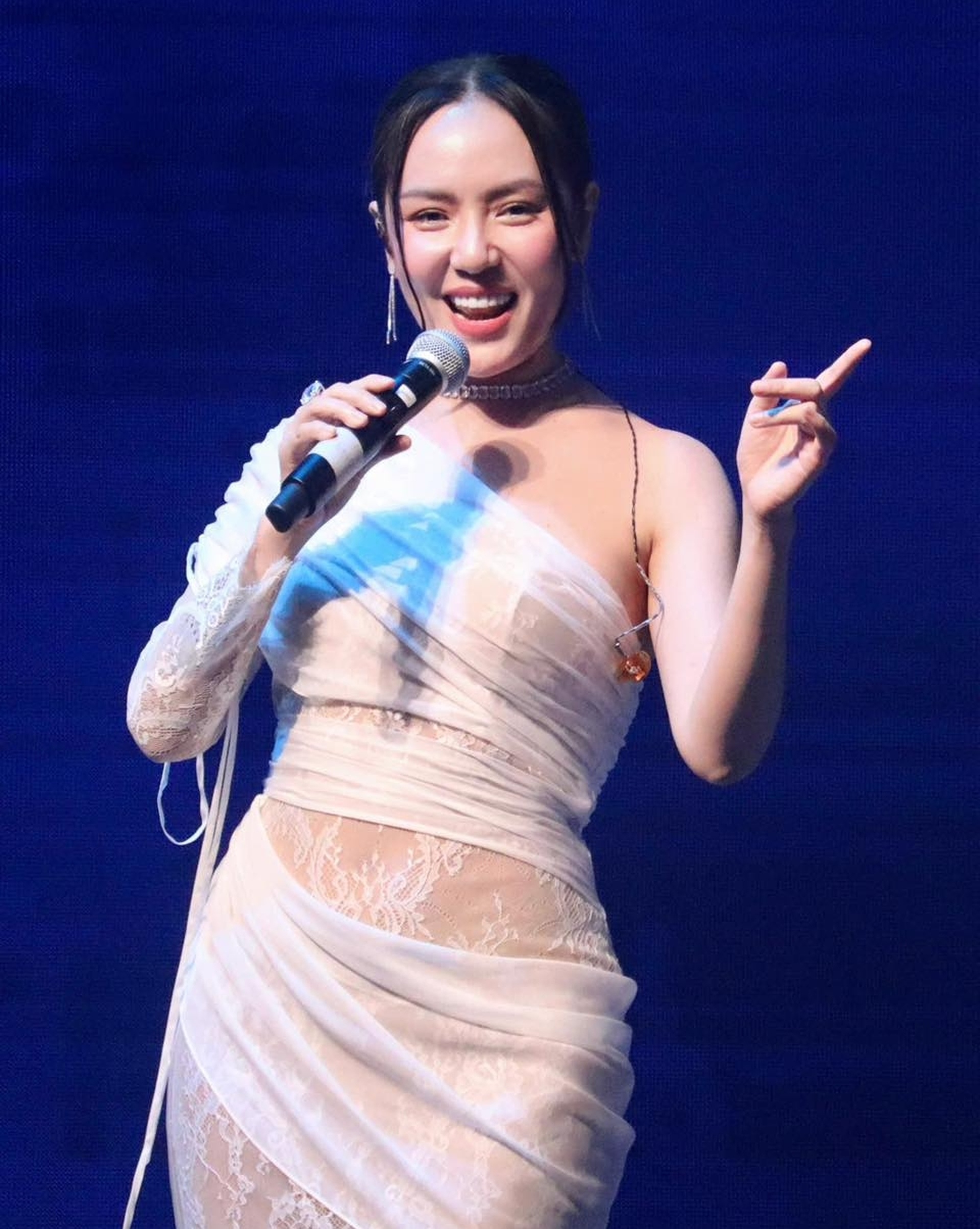 Phương Linh tuổi 41: Nhan sắc mặn mà, tự tin khoe tóc bạc, da rạn - 12 Phương Linh tuổi 41: Nhan sắc mặn mà, tự tin khoe tóc bạc, da rạn - 12