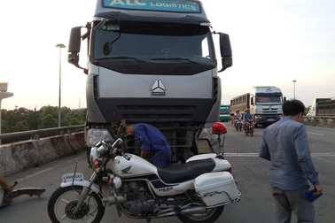 Vi phạm giao thông, tài xế Đài Loan cố thủ trên xe suốt từ chiều đến tối!