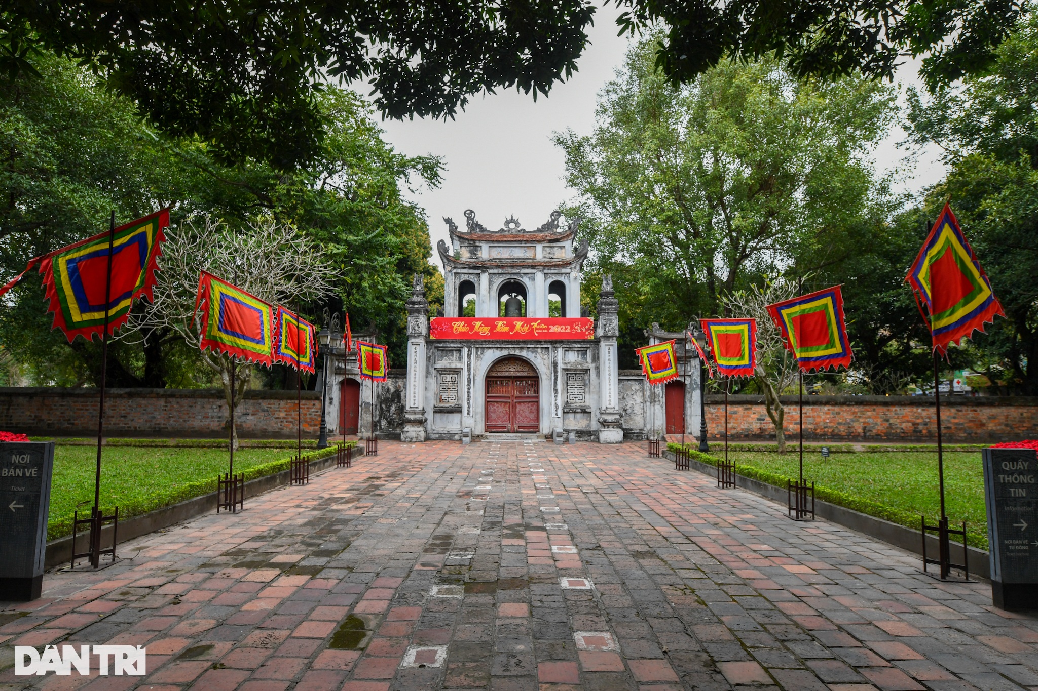 Văn Miếu đóng cửa, người dân vẫn nườm nượp xếp hàng xin chữ ngày Tết - 1 Văn Miếu đóng cửa, người dân vẫn nườm nượp xếp hàng xin chữ ngày Tết - 1