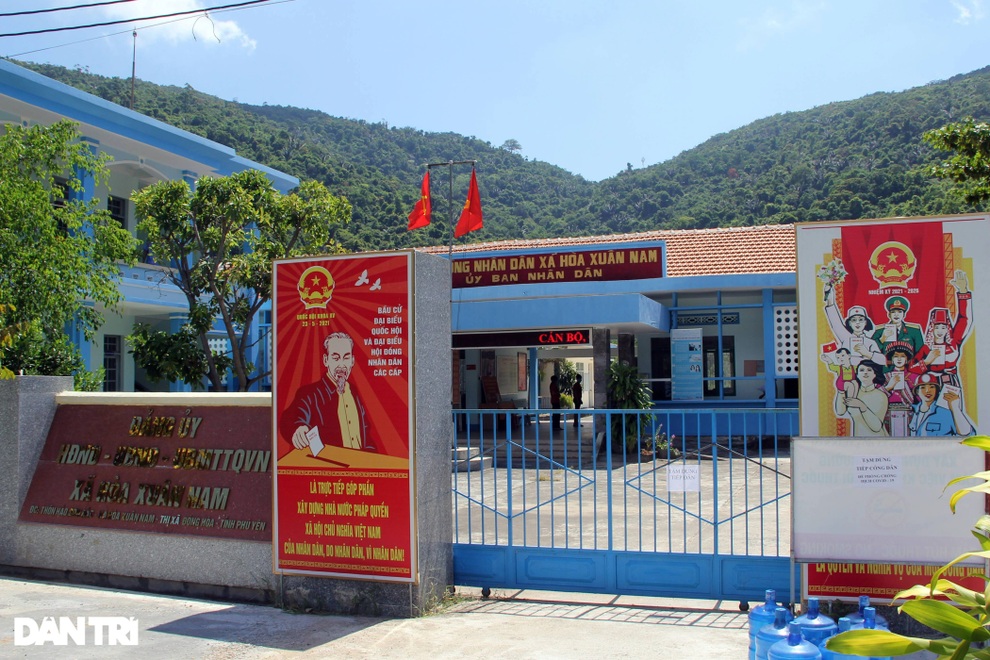Trụ sở xã bị phong tỏa, hàng chục cán bộ phải cách ly vì một ca Covid-19 - 1 Trụ sở xã bị phong tỏa, hàng chục cán bộ phải cách ly vì một ca Covid-19 - 1
