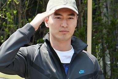 “Bồ” của Choi Ji Woo lên đường nhập ngũ