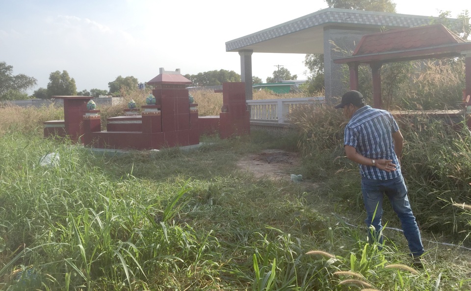 Xác định thi thể bị đốt trong nghĩa địa: Nạn nhân tử vong cách đây 2, 3 tháng - 1 Xác định thi thể bị đốt trong nghĩa địa: Nạn nhân tử vong cách đây 2, 3 tháng - 1
