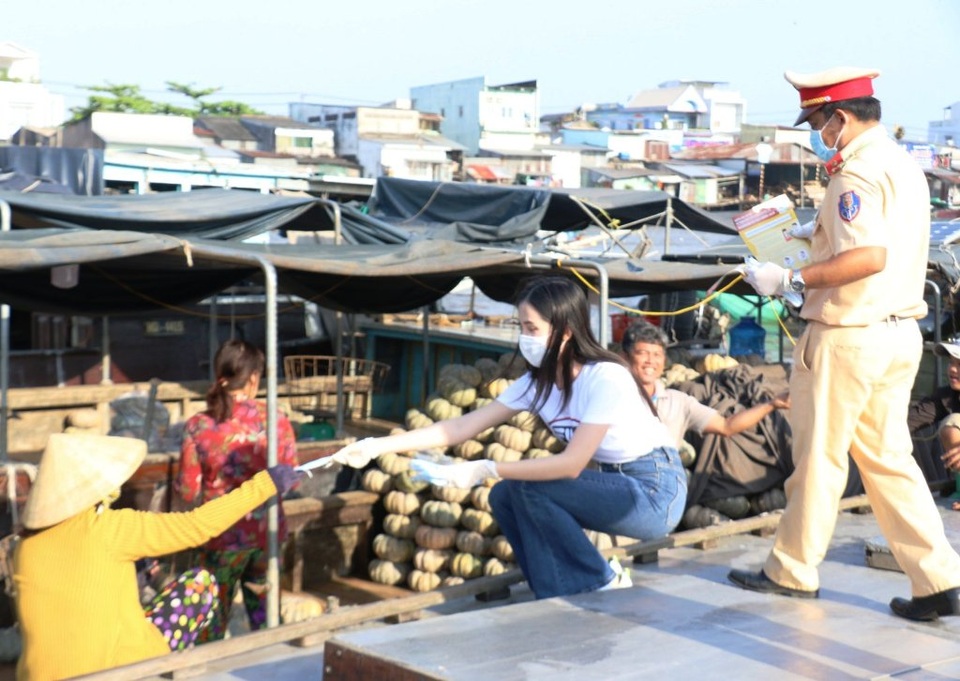 Ngành du lịch Cần Thơ phát khẩu trang cho thương hồ Chợ Nổi Cái Răng - 8 Ngành du lịch Cần Thơ phát khẩu trang cho thương hồ Chợ Nổi Cái Răng - 8